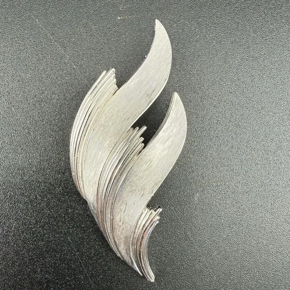 Vintage Crown Trifari Signed Brushed Silver Tone Leaf / Feather Wing Brooch Pin